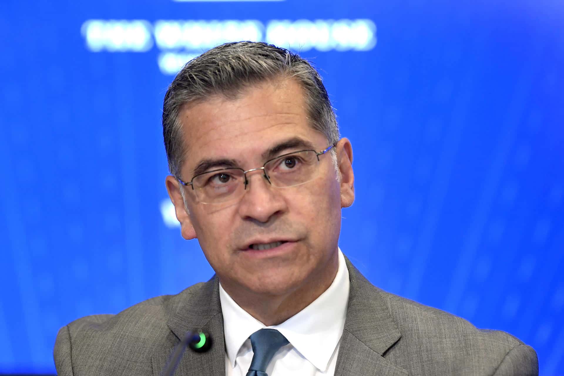 Fotografía de archivo del 1 de mayo de 2025 donde aparece el exsecretario de Salud de Estados Unidos, Xavier Becerra, hablando durante una reunión con representantes de publicaciones hispanas en Washington (EE.UU.). EFE/Lenin Nolly