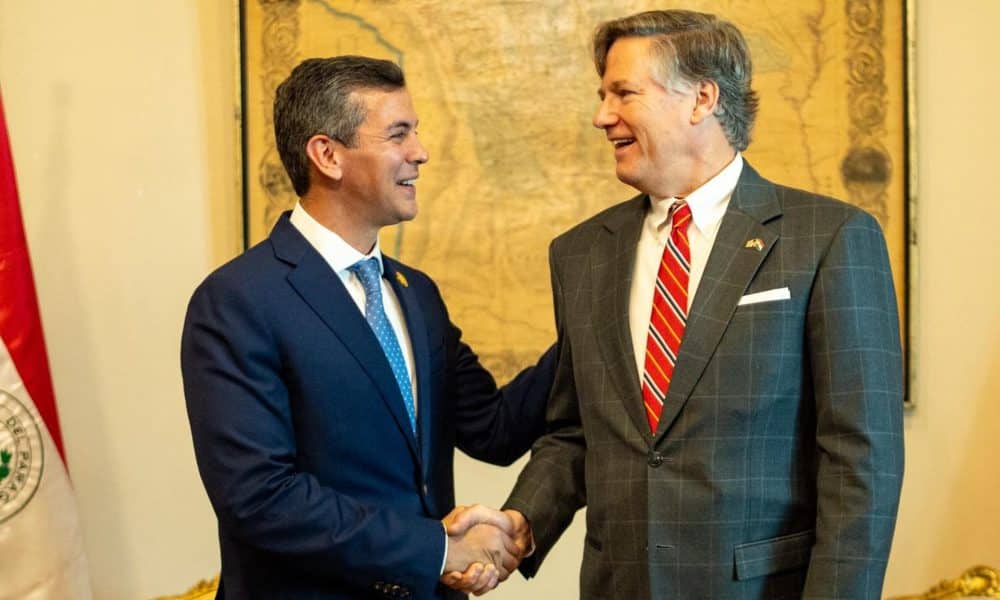Fotografía tomada de la cuenta en X @SantiPenap del presidente de Paraguay, Santiago Peña (i), y el subsecretario de Estado de los Estados Unidos, Christopher Landau, este sábado, en La Paz (Bolivia). EFE/ @SantiPenap