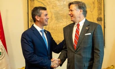 Fotografía tomada de la cuenta en X @SantiPenap del presidente de Paraguay, Santiago Peña (i), y el subsecretario de Estado de los Estados Unidos, Christopher Landau, este sábado, en La Paz (Bolivia). EFE/ @SantiPenap
