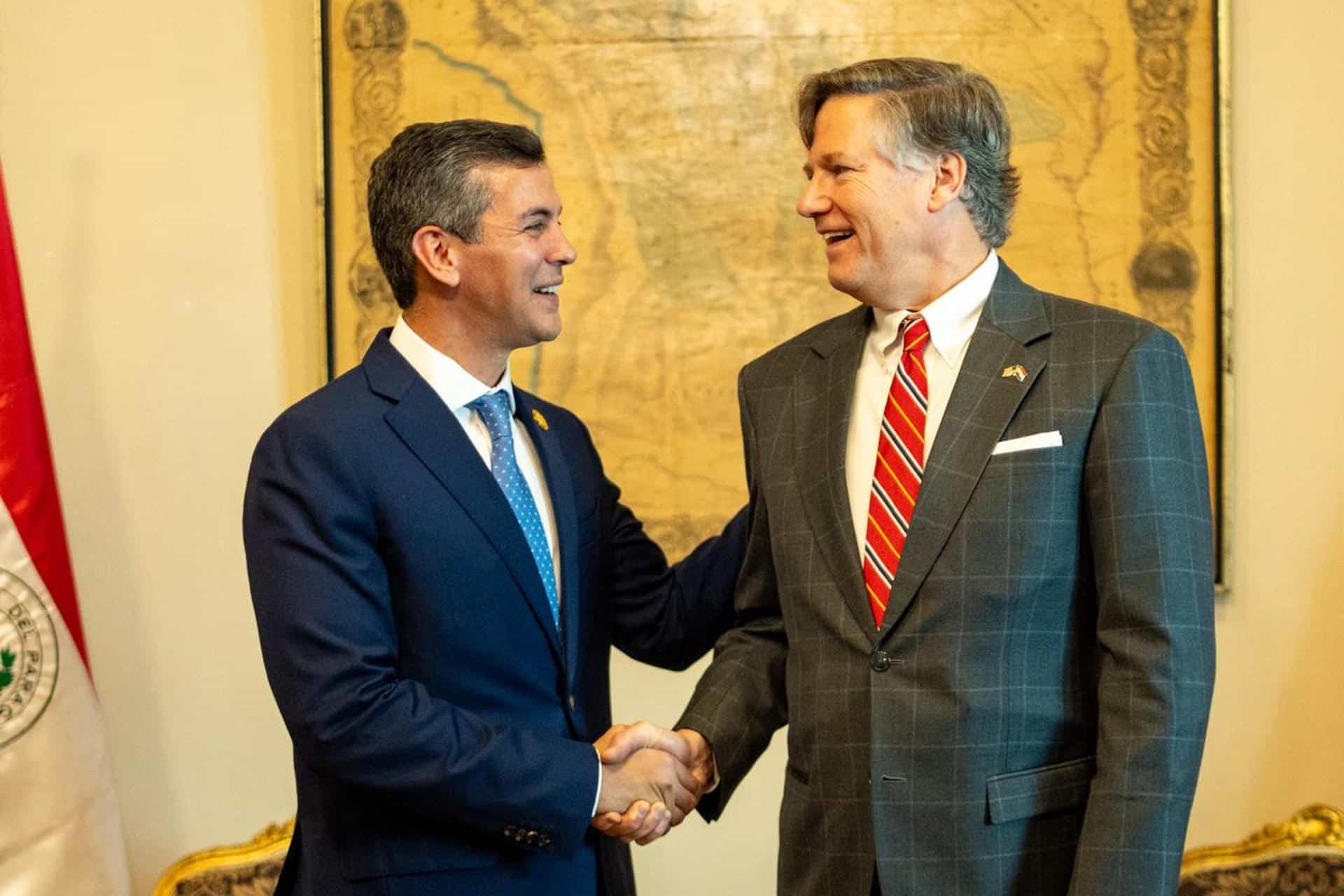 Fotografía tomada de la cuenta en X @SantiPenap del presidente de Paraguay, Santiago Peña (i), y el subsecretario de Estado de los Estados Unidos, Christopher Landau, este sábado, en La Paz (Bolivia). EFE/ @SantiPenap