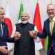 Fotografía tomada de la cuenta oficial de X @AlboMP del primer ministro australiano, Anthony Albanese (d), en la que aparece junto sus homólogos de Canadá, Mark Carney (i), y de India, Narendra Modi (c), tras la firma de la Asociación de Tecnología e Innovación Australia-Canadá-India (ACITI), en el marco de la cumbre del G20, en Johannesburgo (Sudáfrica). EFE/@AlboMP