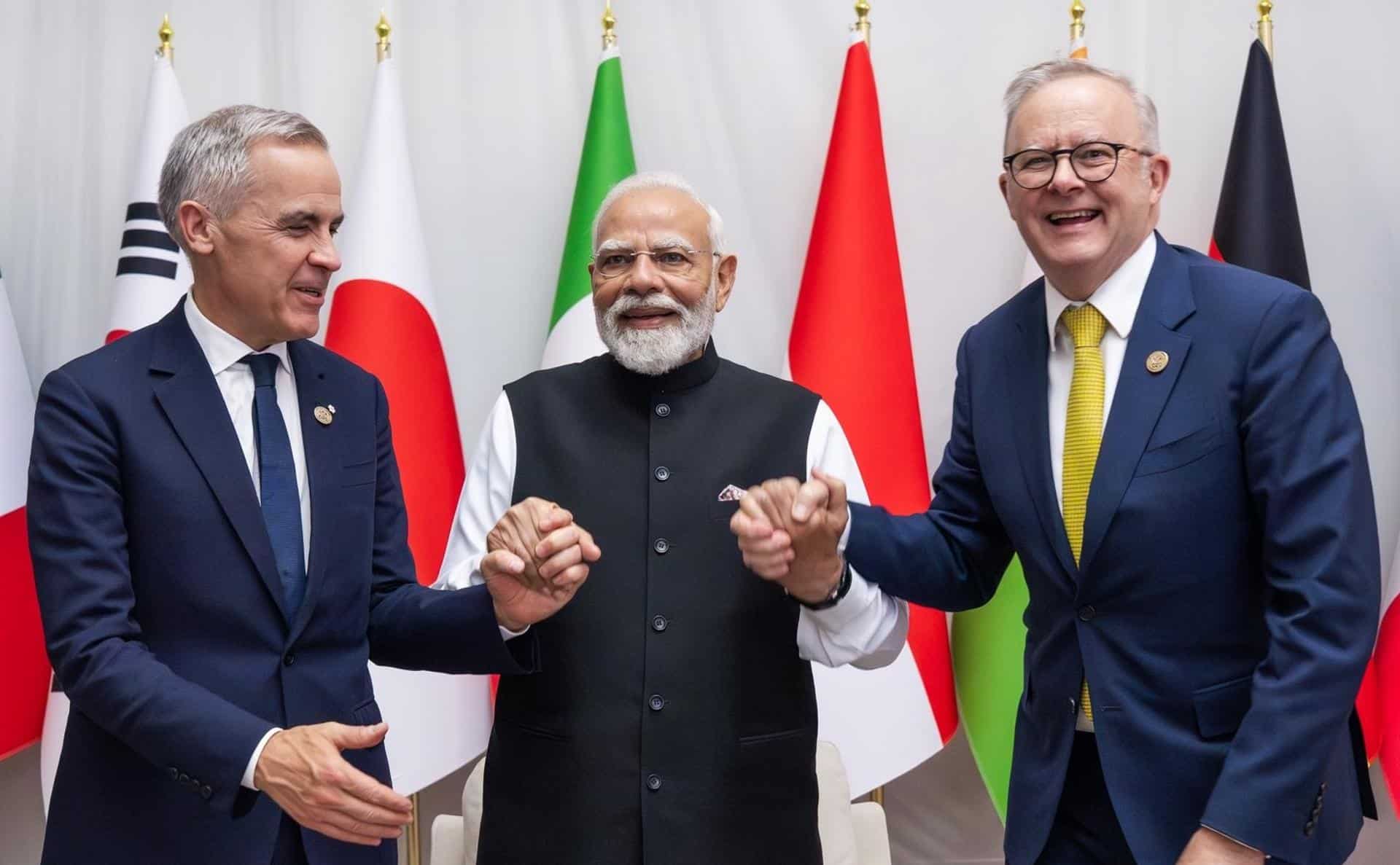 Fotografía tomada de la cuenta oficial de X @AlboMP del primer ministro australiano, Anthony Albanese (d), en la que aparece junto sus homólogos de Canadá, Mark Carney (i), y de India, Narendra Modi (c), tras la firma de la Asociación de Tecnología e Innovación Australia-Canadá-India (ACITI), en el marco de la cumbre del G20, en Johannesburgo (Sudáfrica). EFE/@AlboMP