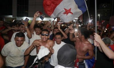Aficionados de Panamá celebran este martes en las calles de la capital la clasificación de la selección de fútbol de su país al Mundial de 2026. EFE/ Carlos Lemos