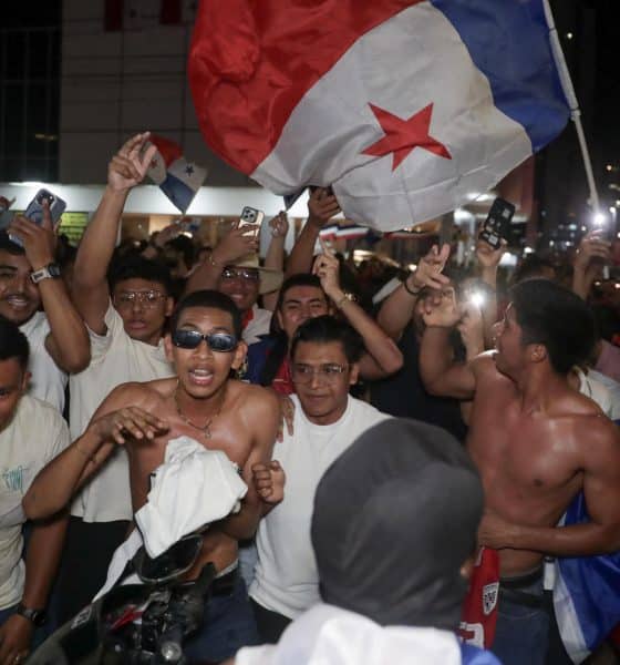 Aficionados de Panamá celebran este martes en las calles de la capital la clasificación de la selección de fútbol de su país al Mundial de 2026. EFE/ Carlos Lemos