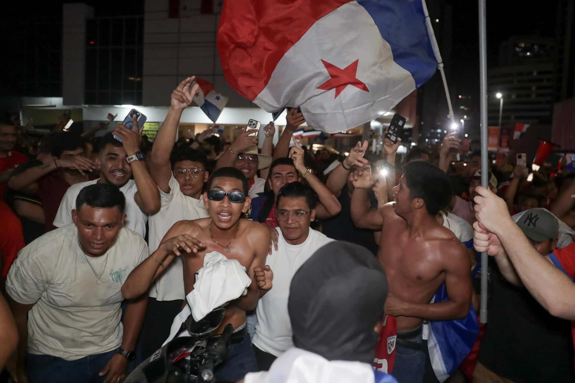 Aficionados de Panamá celebran este martes en las calles de la capital la clasificación de la selección de fútbol de su país al Mundial de 2026. EFE/ Carlos Lemos