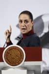 La presidenta de México, Claudia Sheinabum, habla durante una rueda de prensa este viernes, en el Palacio Nacional de Ciudad de México (México). EFE/ José Méndez
