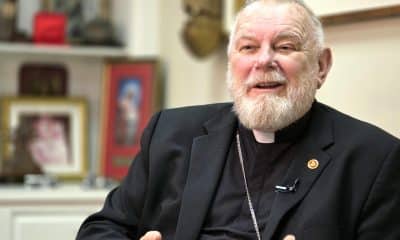 Fotografía del arzobispo de Miami, Thomas Wenski, hablando durante una entrevista con EFE en la sede del Arzobispado en Miami (EE.UU.). EFE/Alberto Boal