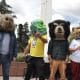 Un grupo de personas con máscaras de animales celebran el triunfo del 'No' este martes, en Quito (Ecuador). EFE/ José Jácome