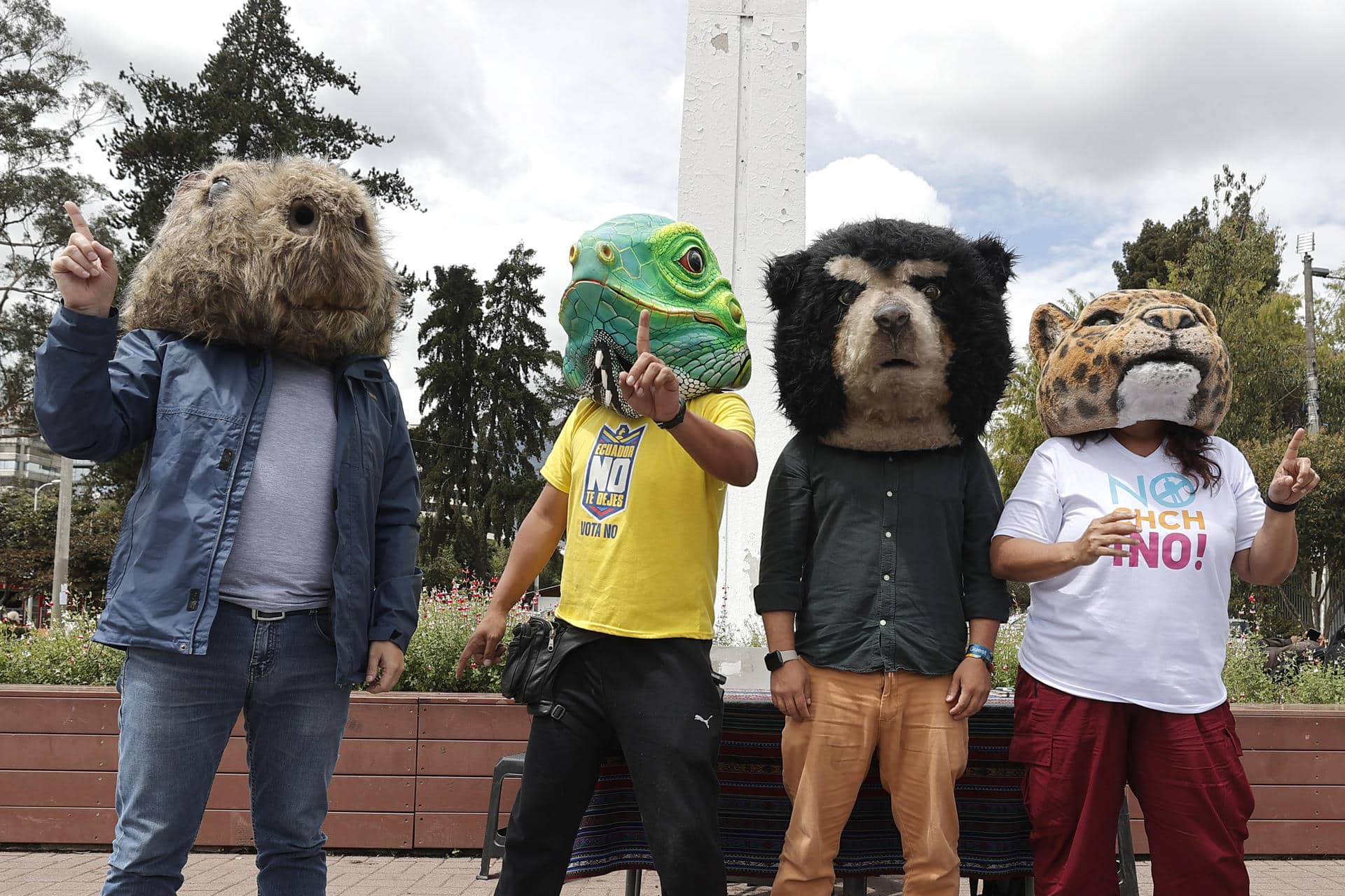 Un grupo de personas con máscaras de animales celebran el triunfo del 'No' este martes, en Quito (Ecuador). EFE/ José Jácome
