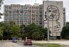 Fotografía donde se observa el edificio del Ministerio del Interior de Cuba (Minint) con la imagen del guerrillero argentino-cubano Ernesto 'Ché' Guevara este viernes, en la plaza de la Revolución en La Habana (Cuba). EFE/ Ernesto Mastrascusa
