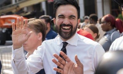Fotografía de archivo del 6 de septiembre de 2025 del candidato demócrata a la alcaldía de Nueva York, Zohran Mamdani, saludando a simpatizantes en un evento en Nueva York (Estados Unidos). EFE/ Angel Colmenares