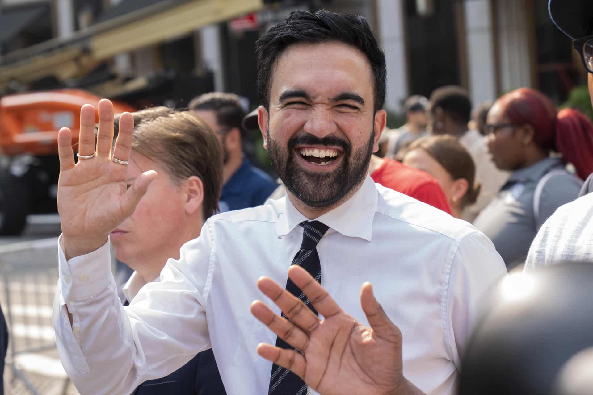 Fotografía de archivo del 6 de septiembre de 2025 del candidato demócrata a la alcaldía de Nueva York, Zohran Mamdani, saludando a simpatizantes en un evento en Nueva York (Estados Unidos). EFE/ Angel Colmenares