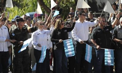 Fotografía del 20 de noviembre de 2025 del jefe del Estado Mayor Conjunto de las Fuerzas Armadas de Honduras, el general Roosevelt Hernández (2-i), la consejera presidenta del Consejo Nacional Electoral (CNE), Ana Paola Hall (c), y el consejero del CNE Marlon Ochoa (2-d) en el acto de la distribución del material electoral para las elecciones generales del 30 de noviembre, en Tegucigalpa (Honduras). EFE/ Gustavo Amador