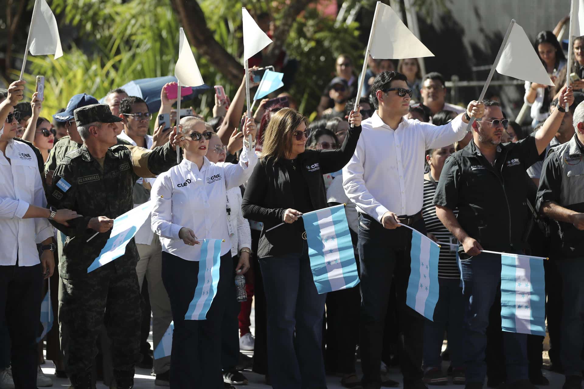 Fotografía del 20 de noviembre de 2025 del jefe del Estado Mayor Conjunto de las Fuerzas Armadas de Honduras, el general Roosevelt Hernández (2-i), la consejera presidenta del Consejo Nacional Electoral (CNE), Ana Paola Hall (c), y el consejero del CNE Marlon Ochoa (2-d) en el acto de la distribución del material electoral para las elecciones generales del 30 de noviembre, en Tegucigalpa (Honduras). EFE/ Gustavo Amador
