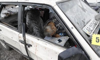 FOTO ARCHIVO. Un vehículo destruido con víctimas en el lugar de los hechos en Zaporizhzhia, Ucrania, el 30 de septiembre de 2022, donde un convoy de civiles fue alcanzado por un misil ruso. Al menos 23 personas murieron y decenas más resultaron heridas en el ataque, según informaron las autoridades locales. El convoy fue alcanzado en la madrugada, cuando los ocupantes se preparaban para viajar a la zona de la región ocupada por Rusia para recoger a familiares y entregar ayuda humanitaria.
(Atentado, Rusia, Ucrania) EFE/EPA/ATEF SAFADI ATTENTION: GRAPHIC CONTENT[ATTENTION: GRAPHIC CONTENT]