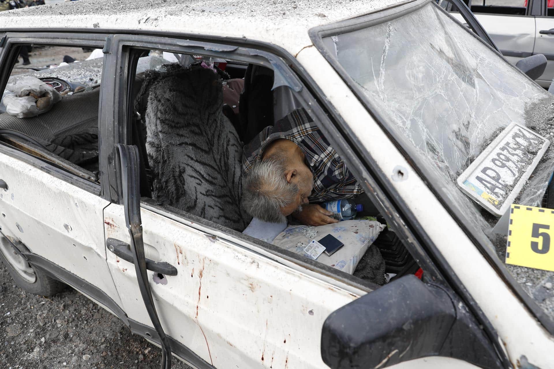 FOTO ARCHIVO. Un vehículo destruido con víctimas en el lugar de los hechos en Zaporizhzhia, Ucrania, el 30 de septiembre de 2022, donde un convoy de civiles fue alcanzado por un misil ruso. Al menos 23 personas murieron y decenas más resultaron heridas en el ataque, según informaron las autoridades locales. El convoy fue alcanzado en la madrugada, cuando los ocupantes se preparaban para viajar a la zona de la región ocupada por Rusia para recoger a familiares y entregar ayuda humanitaria.
(Atentado, Rusia, Ucrania) EFE/EPA/ATEF SAFADI ATTENTION: GRAPHIC CONTENT[ATTENTION: GRAPHIC CONTENT]