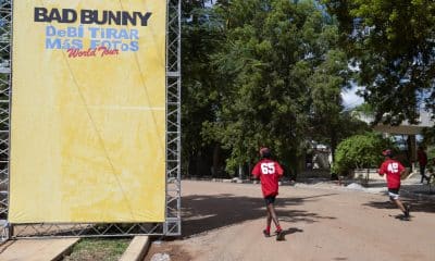 Personas pasan frente a una valla publicitaria previo al concierto del cantante puertorriqueño Bad Bunny, este jueves, en Santo Domingo (República Dominicana). Bad Bunny se presentará el 21 de noviembre en Santo Domingo como parte del inicio de su gira mundial ‘Debí tirar más fotos world tour’. EFE/ Orlando Barría