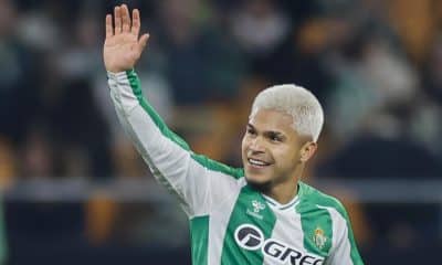 Cucho Hernández, del Betis, celebra tras anotar el 1-0 de su equipo contra el Utretcht en el partido que ambos equipos disputan este jueves, correspondiente a la Liga Europa. EFE/ José Manuel Vidal