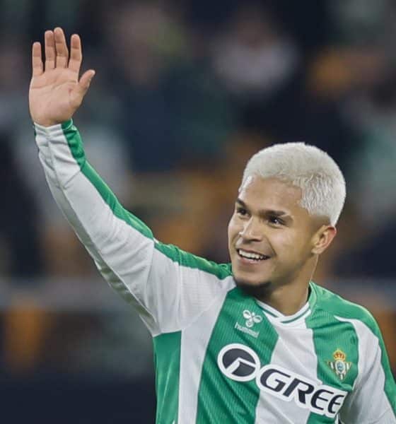 Cucho Hernández, del Betis, celebra tras anotar el 1-0 de su equipo contra el Utretcht en el partido que ambos equipos disputan este jueves, correspondiente a la Liga Europa. EFE/ José Manuel Vidal