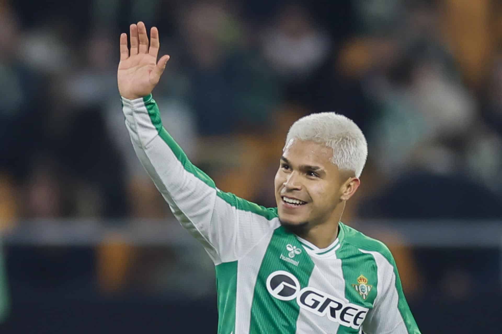 Cucho Hernández, del Betis, celebra tras anotar el 1-0 de su equipo contra el Utretcht en el partido que ambos equipos disputan este jueves, correspondiente a la Liga Europa. EFE/ José Manuel Vidal