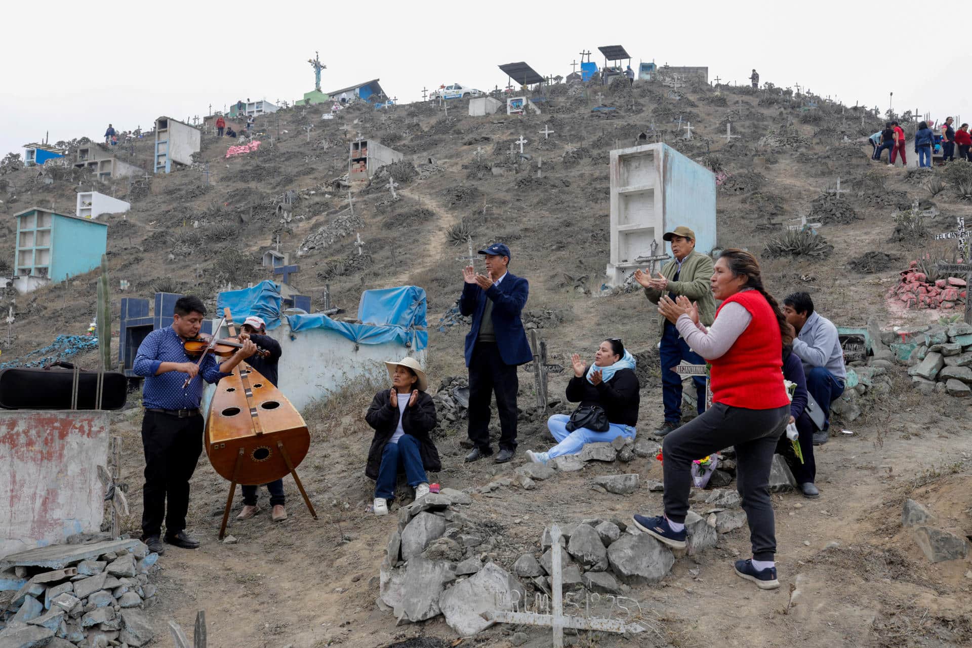 Integrantes de la familia Pérez Benavides se reúnen este sábado, en el cementerio Virgen de Lourdes, en Lima (Perú). EFE/ Renato Pajuelo