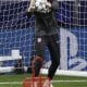 El portero esloveno del Atlético de Madrid, Jan Oblak, durante el entrenamiento del martes en el estadio Metropolitano de Madrid, en la víspera del partido de Liga de Campeones ante el Inter de Milán. EFE/ Sergio Pérez