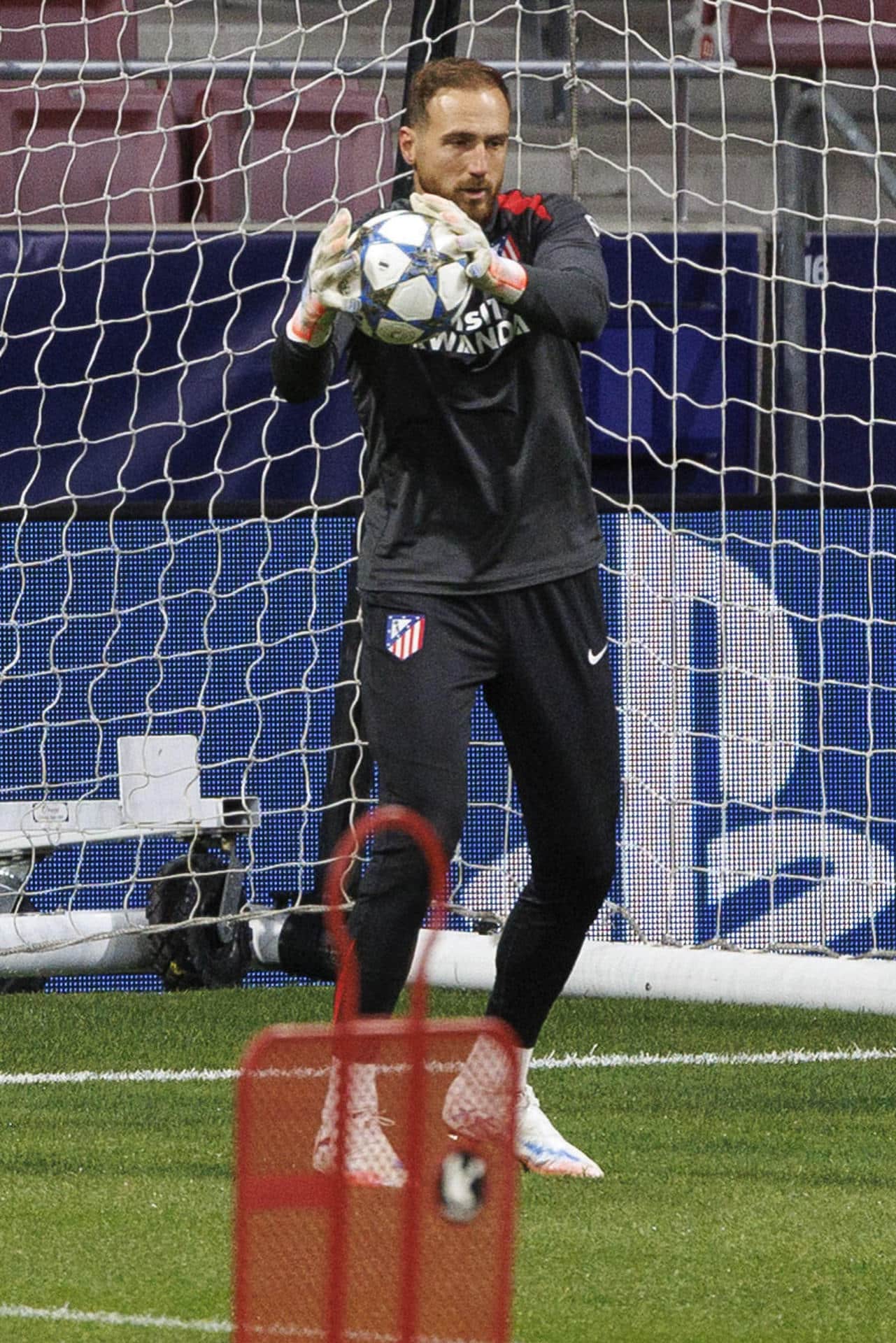 El portero esloveno del Atlético de Madrid, Jan Oblak, durante el entrenamiento del martes en el estadio Metropolitano de Madrid, en la víspera del partido de Liga de Campeones ante el Inter de Milán. EFE/ Sergio Pérez