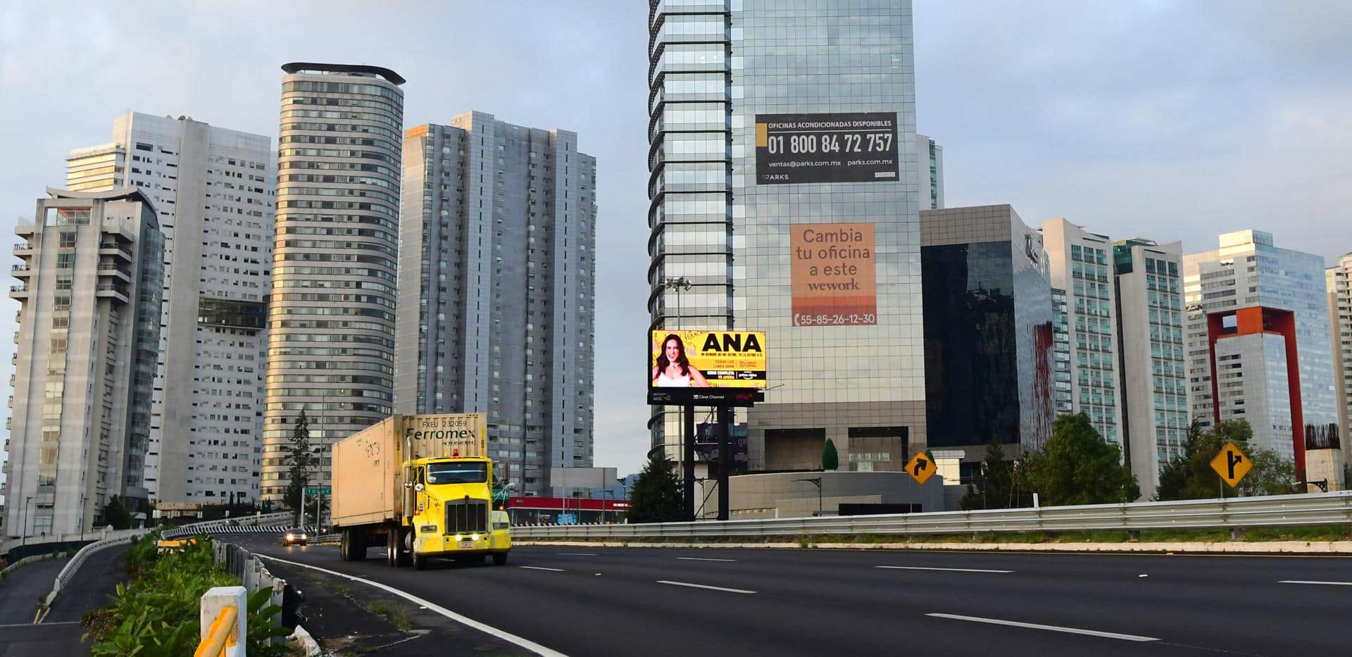 Especialistas del sector privado redujeron el pronóstico de crecimiento del producto interior bruto (PIB) mexicano para 2025 al 0,50 %, desde una estimación previa del 0,53 %, reveló este lunes la encuesta mensual del Banco de México (Banxico). Fotografía de archivo. EFE/Jorge Núñez