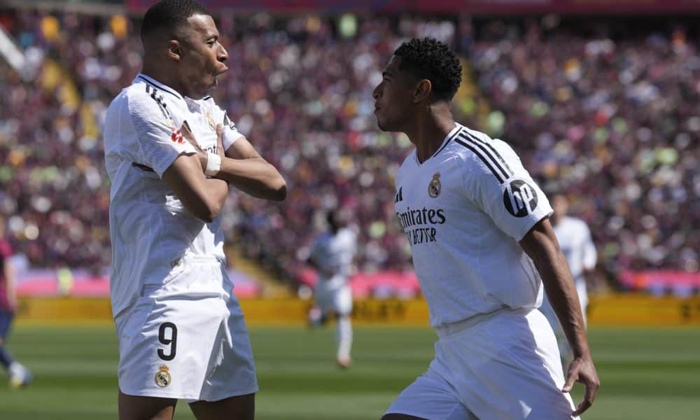 Los jugadores del Real Madrid Kylian Mbappé (i) y Jude Bellingham durante un partido de liga. -EFE/ Enric Fontcuberta
