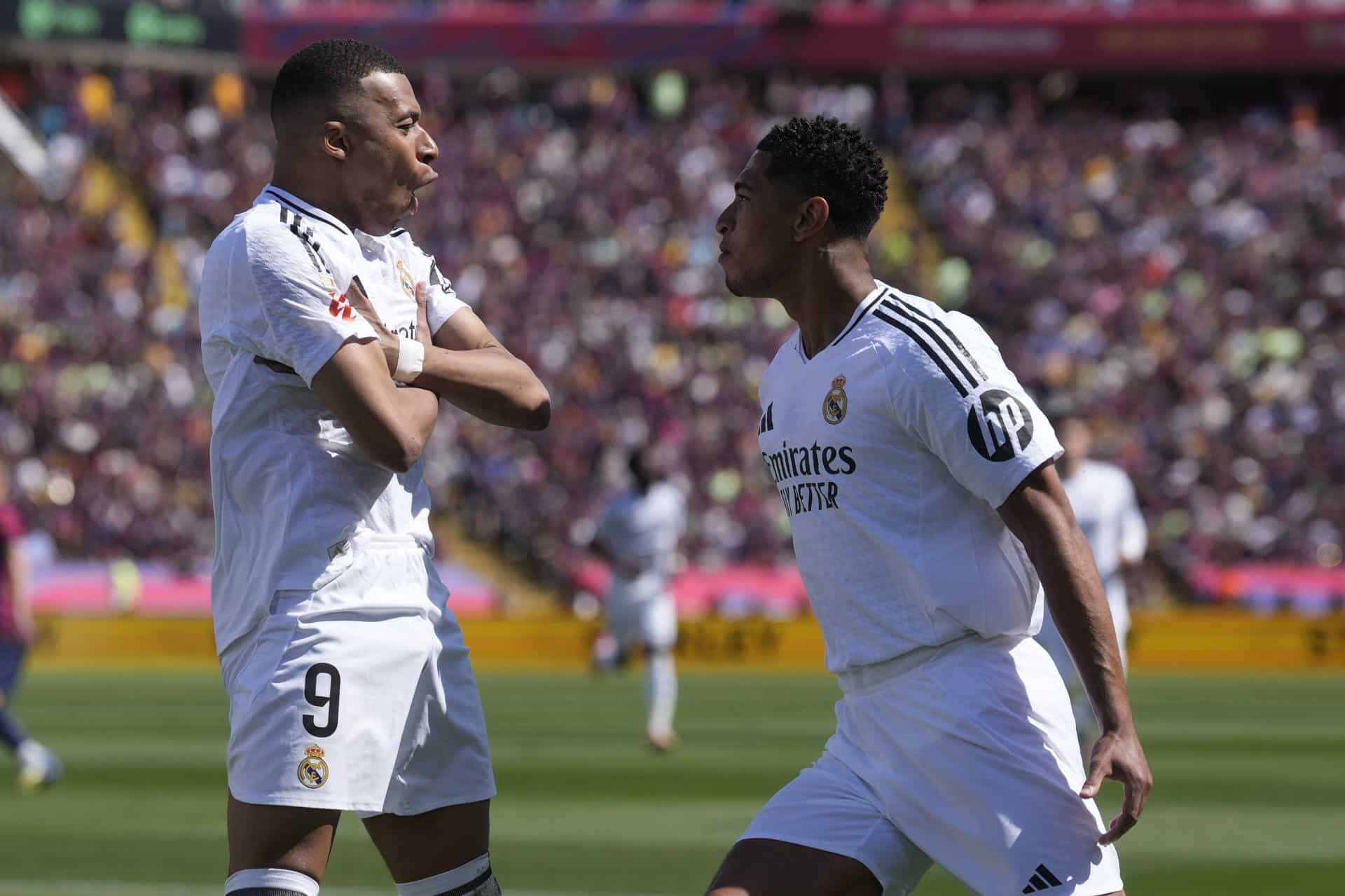 Los jugadores del Real Madrid Kylian Mbappé (i) y Jude Bellingham durante un partido de liga. -EFE/ Enric Fontcuberta