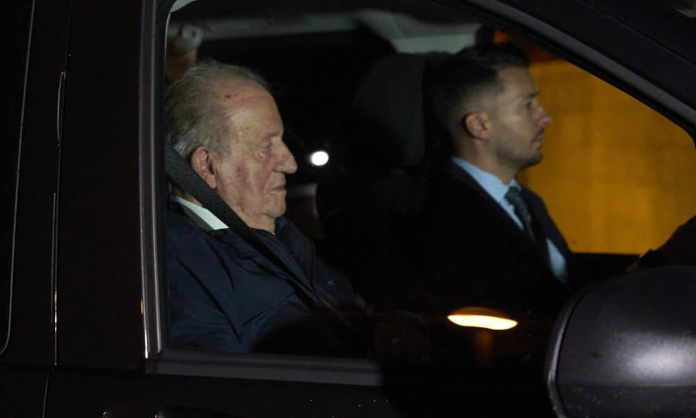 El rey Juan Carlos (i) la semana pasada en Vitoria adonde viajó a una revisión médica . EFE/ L. Rico