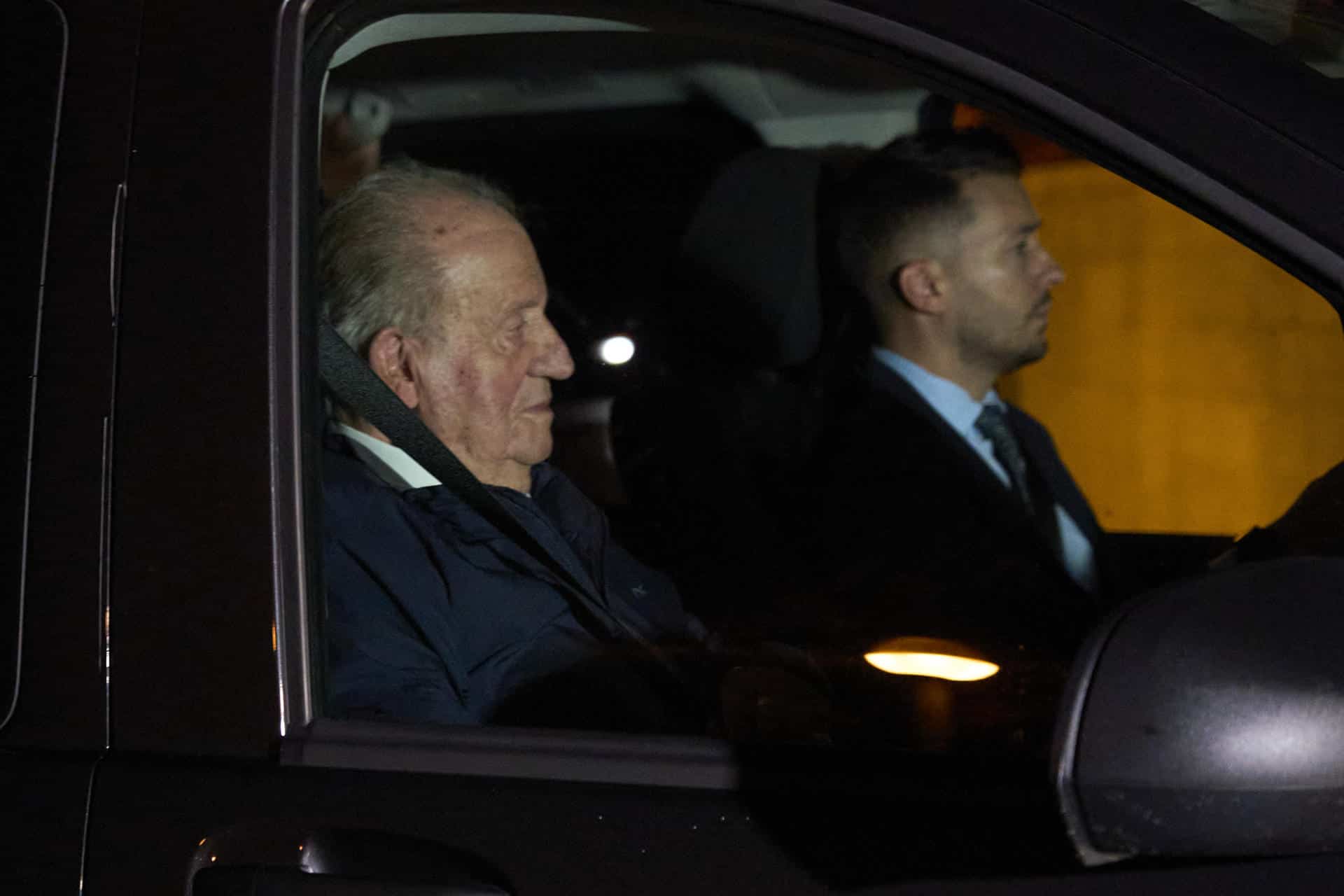 El rey Juan Carlos (i) la semana pasada en Vitoria adonde viajó a una revisión médica . EFE/ L. Rico