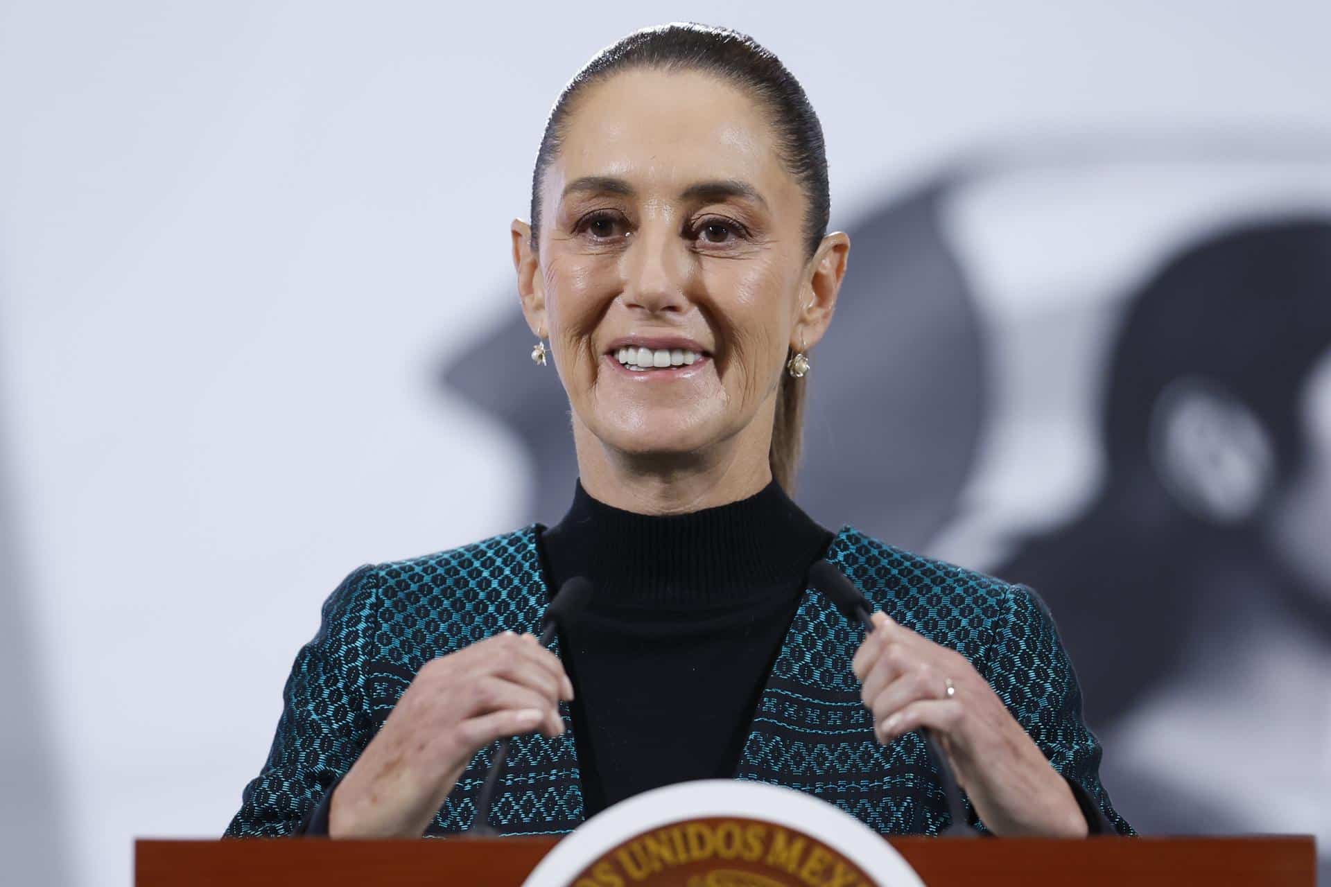La presidenta de México, Claudia Sheinbaum, habla durante una rueda de prensa este martes, en Palacio Nacional de la Ciudad de México (México). EFE/Sáshenka Gutiérrez
