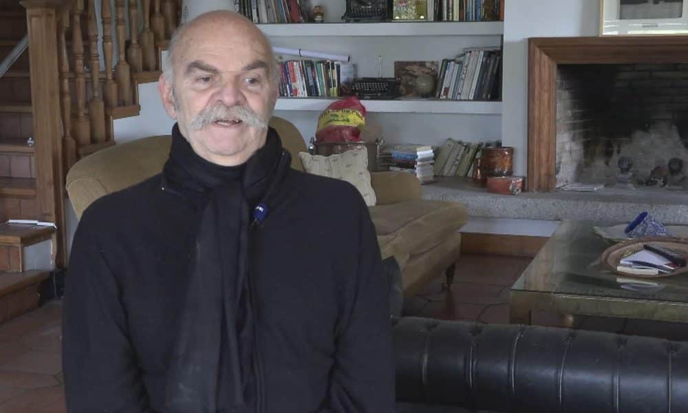 Cómo recrear el caos, el cruce de caminos y la polifonía de voces de una ciudad como Buenos Aires es el reto al que se ha enfrentado el escritor y periodista Martín Caparrós en 'BUE', una novela que retrata "una ciudad que apuntó muy alto y erró el tiro" y en la que el azar es un personaje más. "Inventamos religiones para creer que hay un orden, pero no hay ninguno, todo es puro azar, el azar define nuestra vida y nuestra muerte", ha dicho a EFE Caparrós (Buenos Aires, 1957), considerado uno de los mejores cronistas actuales de América Latina. EFE/EFE TV