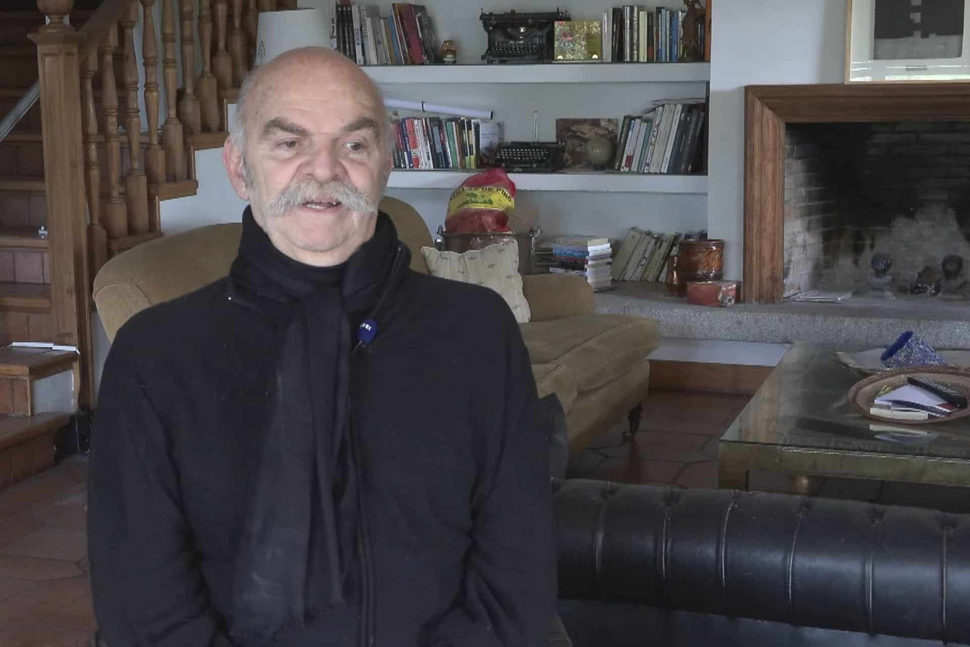 Cómo recrear el caos, el cruce de caminos y la polifonía de voces de una ciudad como Buenos Aires es el reto al que se ha enfrentado el escritor y periodista Martín Caparrós en 'BUE', una novela que retrata "una ciudad que apuntó muy alto y erró el tiro" y en la que el azar es un personaje más. "Inventamos religiones para creer que hay un orden, pero no hay ninguno, todo es puro azar, el azar define nuestra vida y nuestra muerte", ha dicho a EFE Caparrós (Buenos Aires, 1957), considerado uno de los mejores cronistas actuales de América Latina. EFE/EFE TV