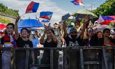QUEZON CITY (Philippines), 16/11/2025.- Protesters hold Philippine flags during an anti-corruption rally in Quezon City, Metro Manila, Philippines, 16 November 2025. Ongoing investigations into government infrastructure programs, including flood control projects, have led various cause-oriented groups to hold mass demonstrations against corruption allegedly committed by low-level officials up to the highest ranked leaders in the country. (Protestas, Filipinas) EFE/EPA/ROLEX DELA PENA