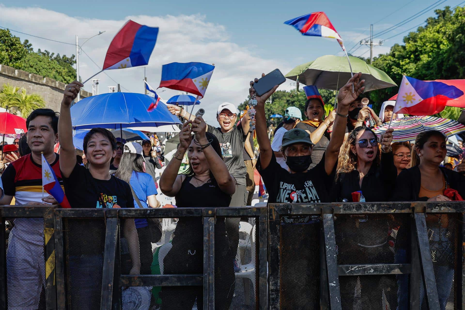 QUEZON CITY (Philippines), 16/11/2025.- Protesters hold Philippine flags during an anti-corruption rally in Quezon City, Metro Manila, Philippines, 16 November 2025. Ongoing investigations into government infrastructure programs, including flood control projects, have led various cause-oriented groups to hold mass demonstrations against corruption allegedly committed by low-level officials up to the highest ranked leaders in the country. (Protestas, Filipinas) EFE/EPA/ROLEX DELA PENA