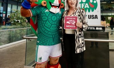 La responsable del Plan de Marca Nacional Hecho en México, Bárbara Botello (d) y la mascota de la Selección Nacional de Fútbol, Kin (i) posan durante un acto protocolario este miércoles, en la ciudad de Toluca (México). EFE/Felipe Gutiérrez