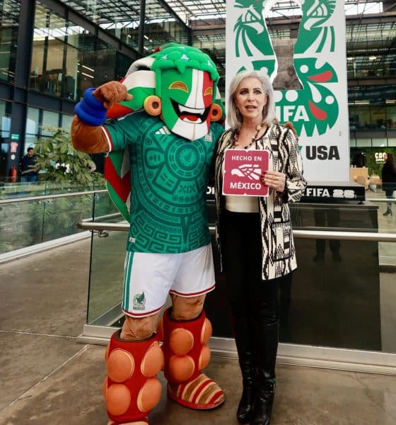 La responsable del Plan de Marca Nacional Hecho en México, Bárbara Botello (d) y la mascota de la Selección Nacional de Fútbol, Kin (i) posan durante un acto protocolario este miércoles, en la ciudad de Toluca (México). EFE/Felipe Gutiérrez