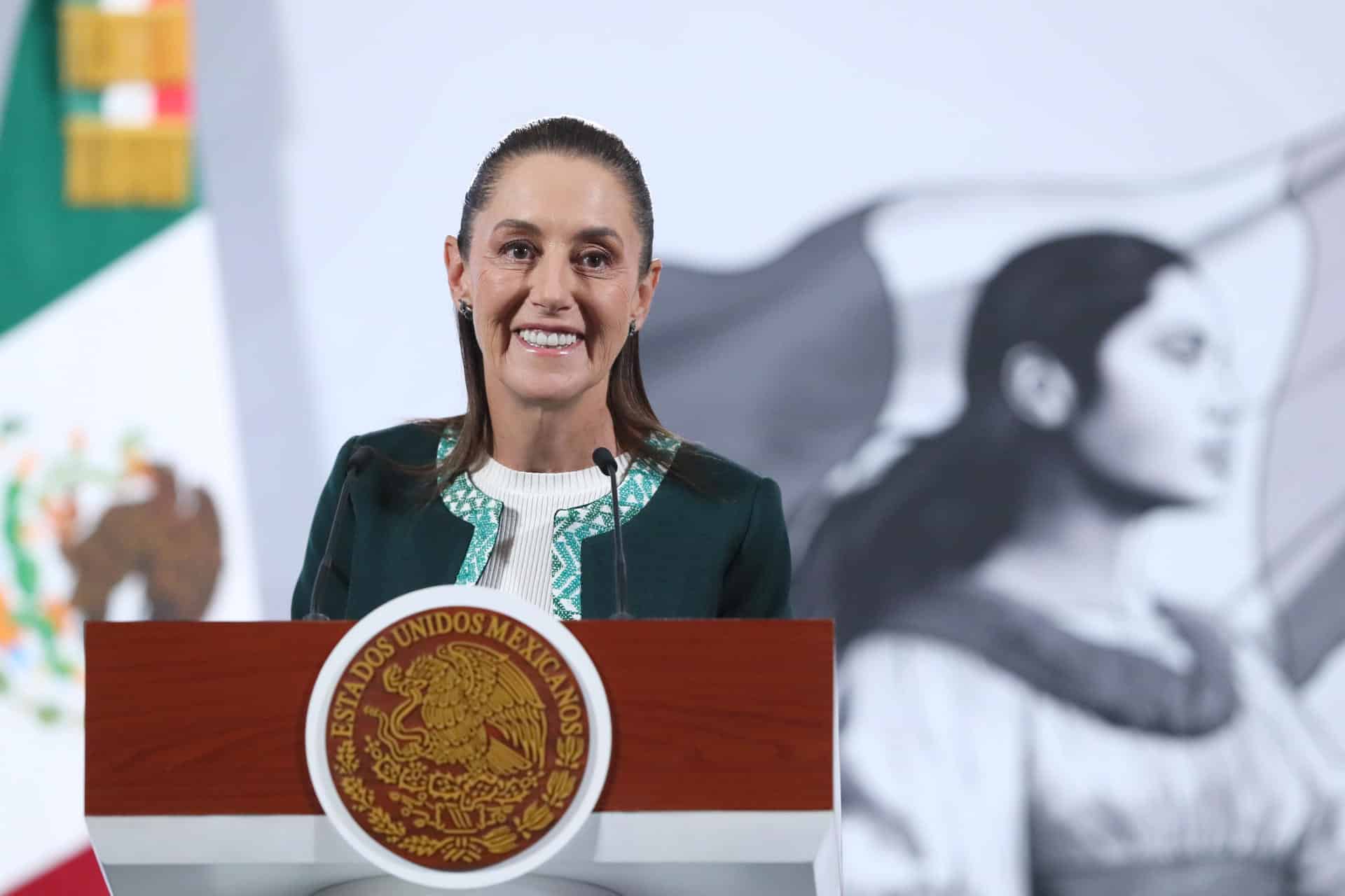 La presidenta de México, Claudia Sheinbaum, habla durante una rueda de prensa en Palacio Nacional este miércoles, en Ciudad de México (México). EFE/ Mario Guzmán
