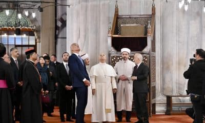 El Papa León XIV (C) visita la Mezquita Sultan Ahmed (La Mezquita Azul) en Estambul, Turquía, 29 de noviembre de 2025. El Papa León XIV realiza su primer viaje apostólico fuera de Italia desde su elección como pontífice, visitando Turquía y Líbano del 27 de noviembre al 2 de diciembre. (Papa, Italia, Líbano, Turquía, Estambul) EFE/EPA/ALESSANDRO DI MEO
