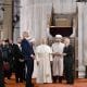 El Papa León XIV (C) visita la Mezquita Sultan Ahmed (La Mezquita Azul) en Estambul, Turquía, 29 de noviembre de 2025. El Papa León XIV realiza su primer viaje apostólico fuera de Italia desde su elección como pontífice, visitando Turquía y Líbano del 27 de noviembre al 2 de diciembre. (Papa, Italia, Líbano, Turquía, Estambul) EFE/EPA/ALESSANDRO DI MEO