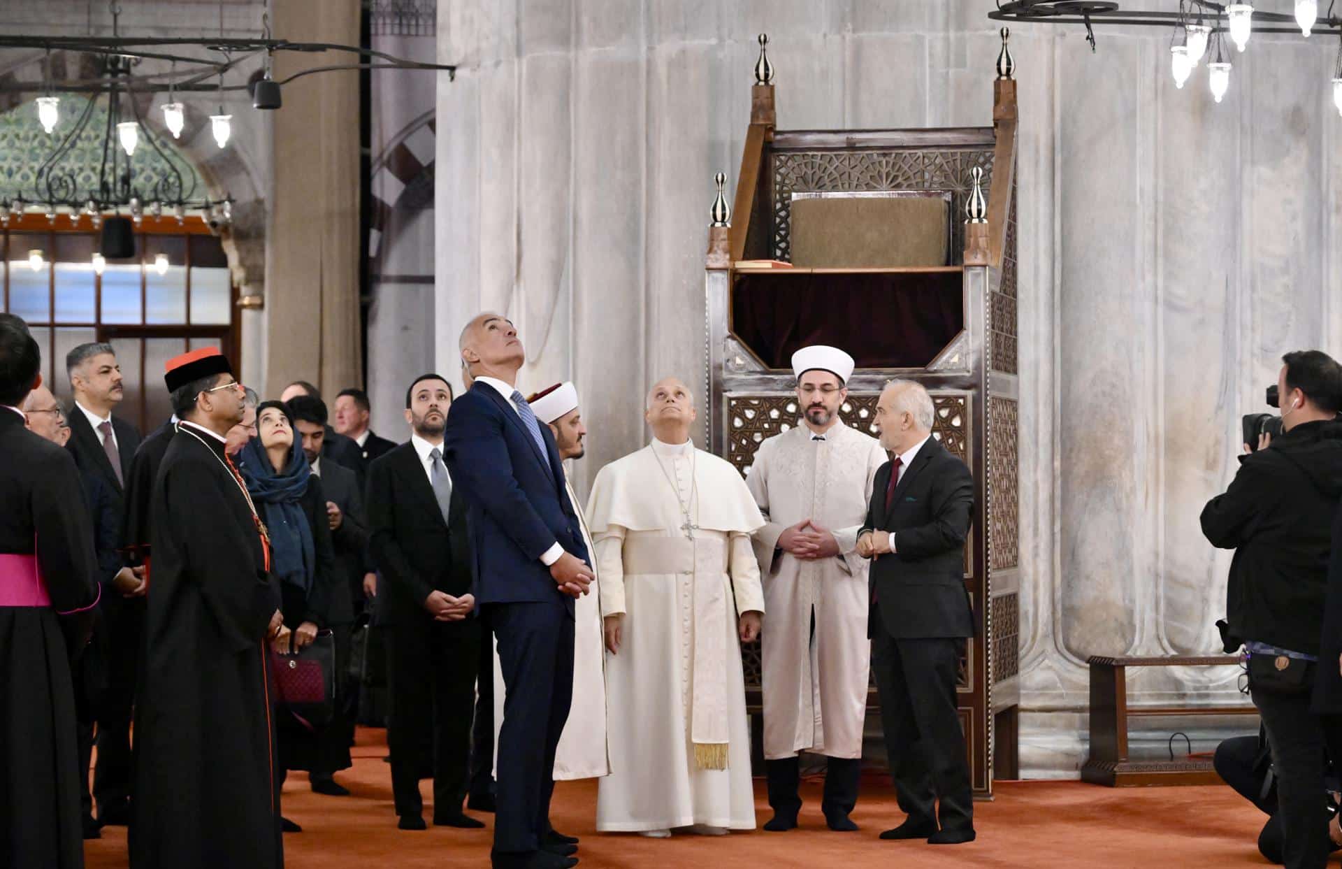 El Papa León XIV (C) visita la Mezquita Sultan Ahmed (La Mezquita Azul) en Estambul, Turquía, 29 de noviembre de 2025. El Papa León XIV realiza su primer viaje apostólico fuera de Italia desde su elección como pontífice, visitando Turquía y Líbano del 27 de noviembre al 2 de diciembre. (Papa, Italia, Líbano, Turquía, Estambul) EFE/EPA/ALESSANDRO DI MEO