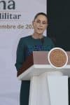 La presidenta de México, Claudia Sheinbaum, habla durante el desfile por el 115 Aniversario del inicio de la Revolución Mexicana, este jueves en la Plaza de la Constitución, en Ciudad de México (México). EFE/José Méndez
