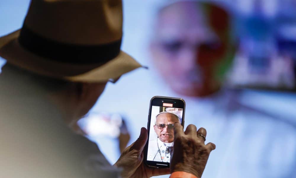 Una persona graba con su teléfono un video del Papa León XIV este lunes, en el Museo Amazónico en Belém (Brasil). EFE/ Fraga Alves