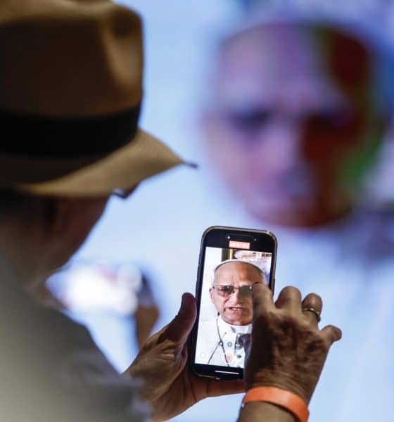 Una persona graba con su teléfono un video del Papa León XIV este lunes, en el Museo Amazónico en Belém (Brasil). EFE/ Fraga Alves