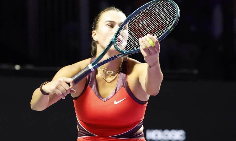 La bielorrusa Aryna Sabalenka en acción contra la estadounidense Amanda Anisimova en las semifinales de las WTA Finals 2025 en Riyadh, Arabia Saudí. EFE/EPA/STR