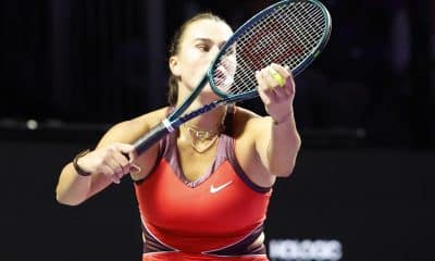 La bielorrusa Aryna Sabalenka en acción contra la estadounidense Amanda Anisimova en las semifinales de las WTA Finals 2025 en Riyadh, Arabia Saudí. EFE/EPA/STR