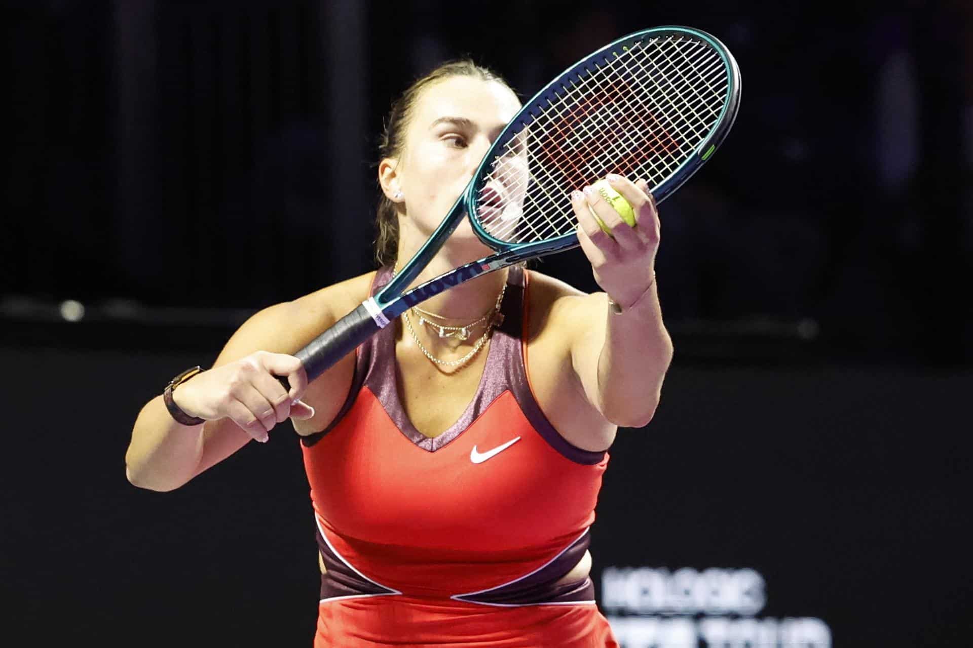 La bielorrusa Aryna Sabalenka en acción contra la estadounidense Amanda Anisimova en las semifinales de las WTA Finals 2025 en Riyadh, Arabia Saudí. EFE/EPA/STR