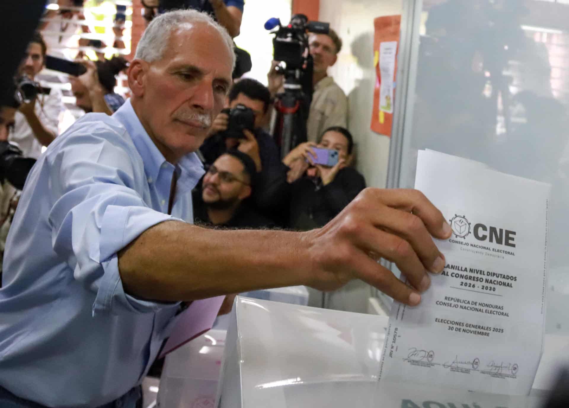 El candidato a la Presidencia de Honduras por el Partido Nacional, Nasry Asfura, deposita su voto en una urna este domingo, en Tegucigalpa (Honduras). STR